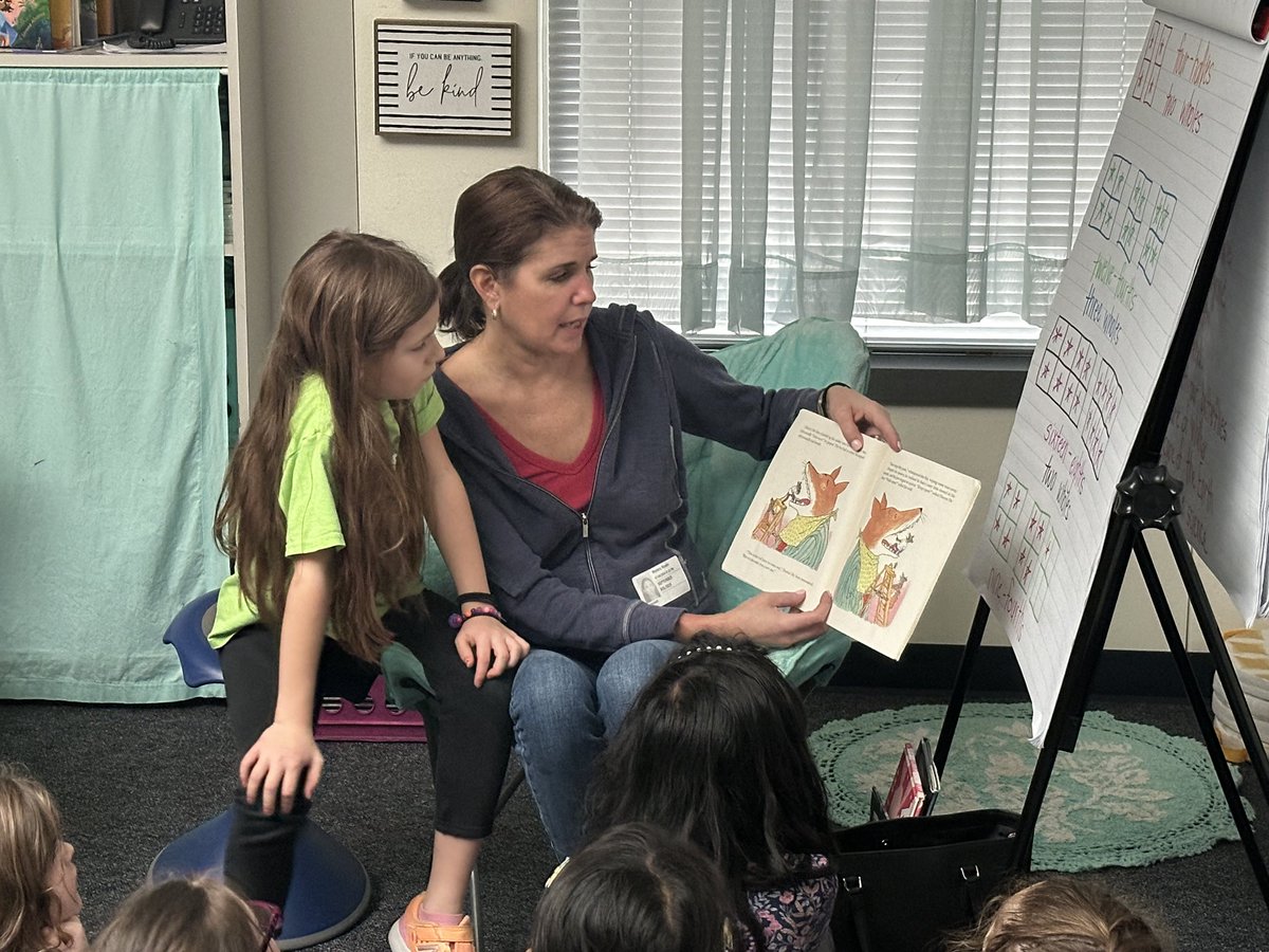 We just LOVE our Mystery Readers!!! 💚💙⭐️ #WalStars #mymisd