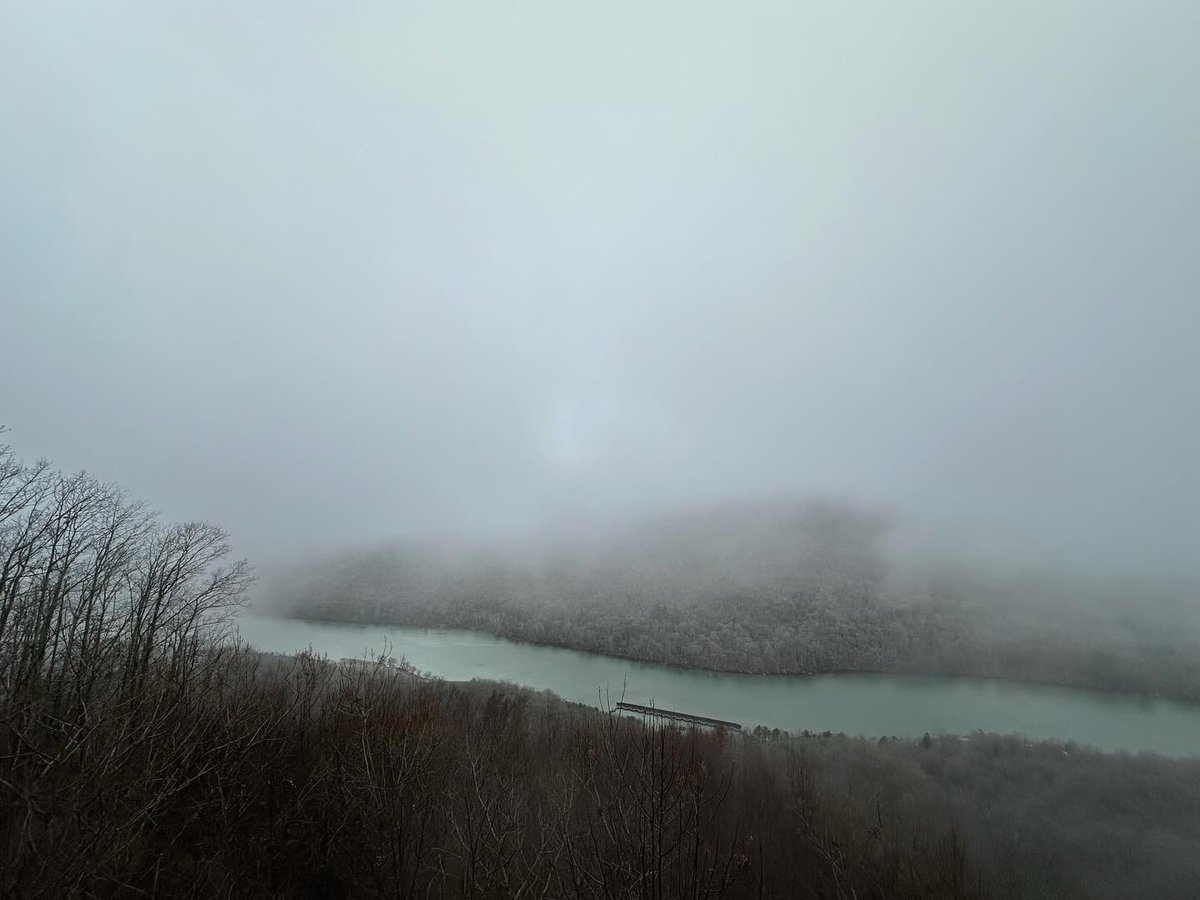 Embrace the winter chill with a hike that warms you up! Dive into the quieter side of nature ☁️ – crisp air, and solitude and discover the beauty of Chattanooga 🍂 Let's get outside and explore this winter! 📸 : IG amethystelise_ 📍 : view of TN River Gorge from Signal MTN