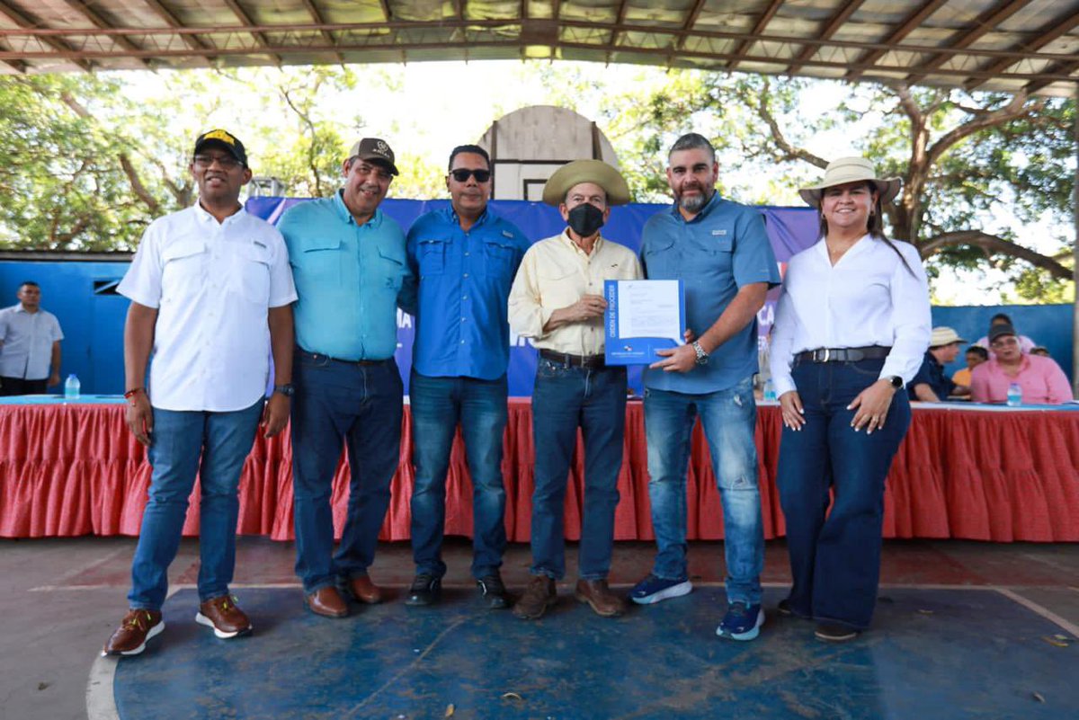 NitoCortizo's tweet image. 📍Las Tablas, Los Santos

Entregamos la Orden de Proceder que dará inicio a la REHABILITACIÓN DE LAS CALLES DEL DISTRITO DE LAS TABLAS, GUARARÉ, PEDASÍ Y POCRÍ. Una inversión de B/.34,094,366.68 en más de 100 km de calles, que benefician a más de 43,000 habitantes.