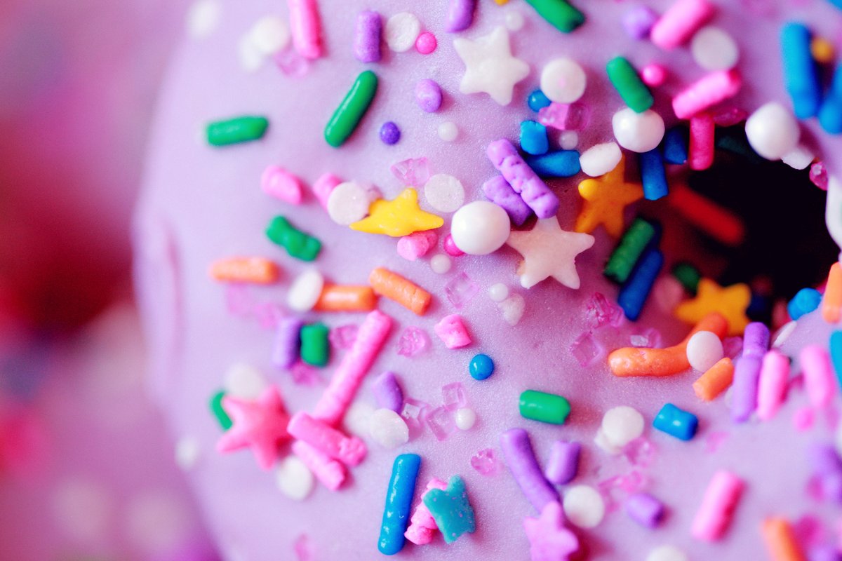 El azúcar puede dañar nuestros dientes al alimentar bacterias que producen ácidos, erosionando el esmalte y provocando caries.

Reducir el consumo de azúcares y mantener una buena higiene bucal son clave para proteger la salud dental.🍭❌ 
#ClinicaParra
