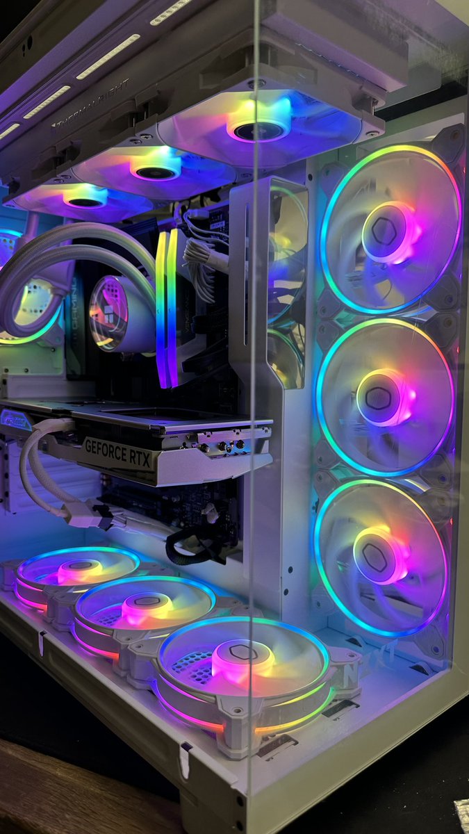Encore un montage dans un boîtier NZXT H9 avec 7 ventilateurs RGB Halo de chez Cooler Master et bien sûr une RTX 4070 Super et un I9 14900K