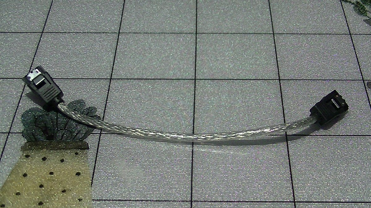 MomoPack's tweet image. #DELL #OptiPlex #3020

配信用の内蔵ＳＡＴＡケーブルを換装しましたぁ～！(*^▽^*)
データ転送がぁ～！良い物にするといいかなって！買ってきてもらいましたぁ～！(*ﾉωﾉ)
ＬＡＮケーブルも良い物を使うと、何気に安定が良くなるのでぇ～！
その辺はケチらないようにと言われましたぁ～！( ；∀；)