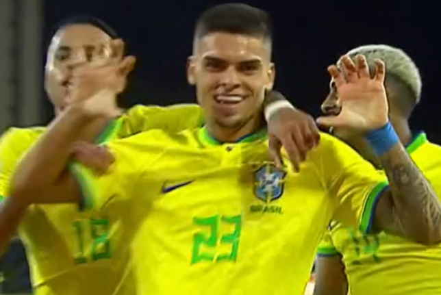 pedrogilio's tweet photo. A alegria que o Pec fez o Urso kkkkkkkkkkkkkkkkkk o homem é muito tricolor, ta maluco! https://t.co/RXYtBes4Nq