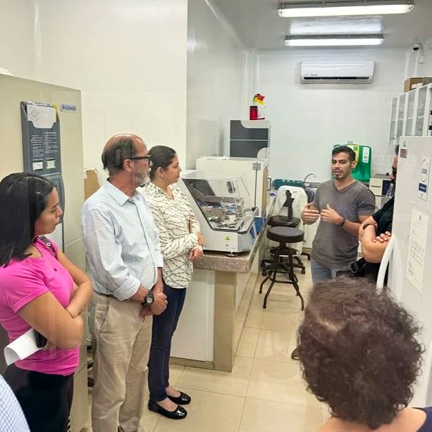 cibe_espol's tweet photo. Recibimos a representantes de @InborjaSA, una empresa especializada en procesar banano para obtener puré.
Exploramos sinergias que podrían reducir los residuos agroindustriales, como cáscaras de banano, en un proyecto conjunto con #CIBE. 🍌🔬
#SomosEspol #Sostenibilidad https://t.co/YbD2EAkY2D