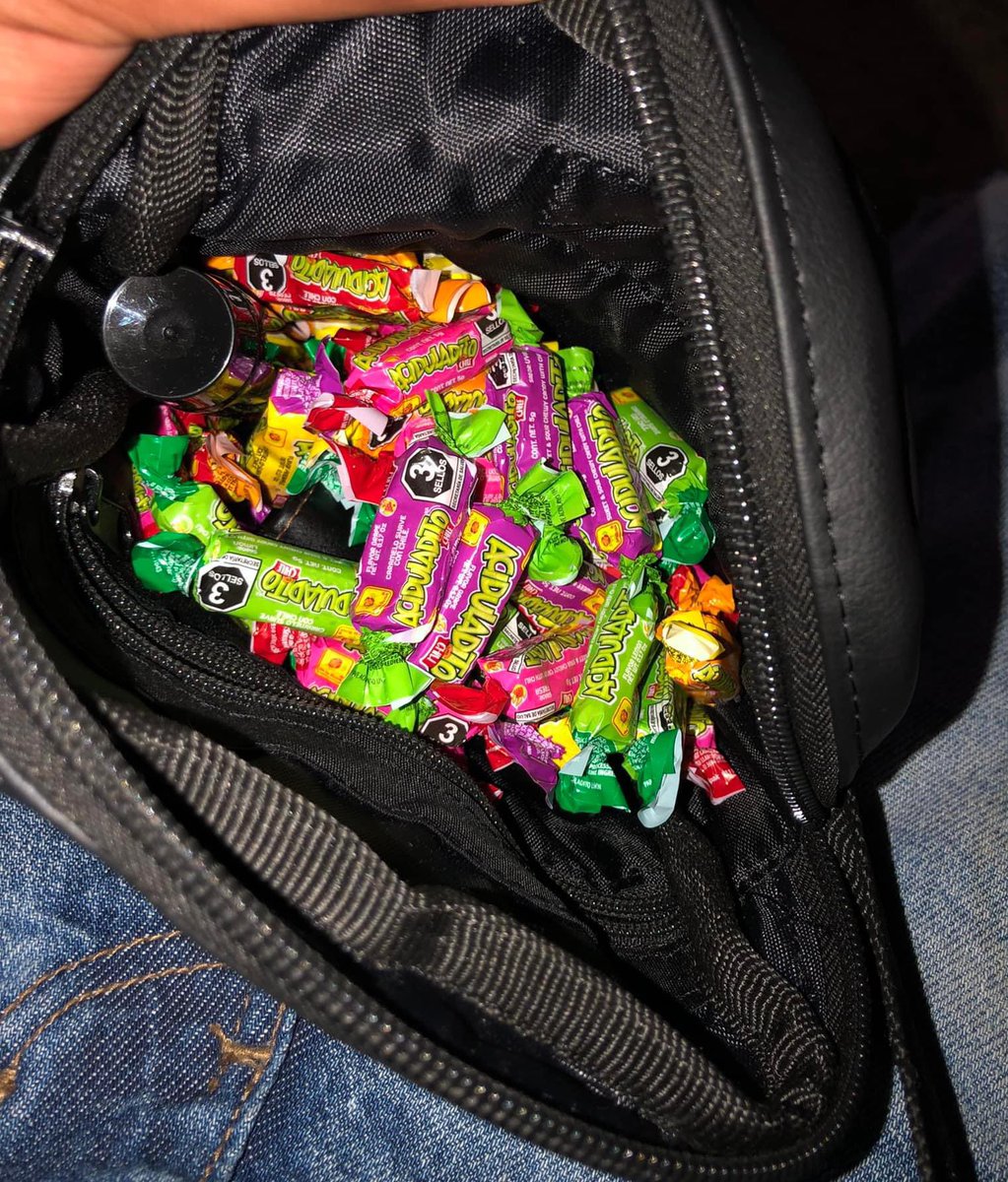 “De seguro has de traer muchas cosas importantes en tu bolsa: 

Mi bolsa: