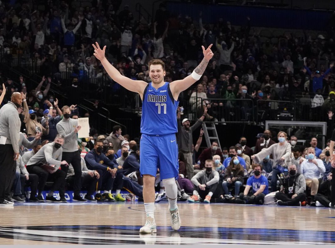 Luka Dončić just became the 1st player in NBA HISTORY to score 40+ PTS in a half while taking less than 5 free throws.