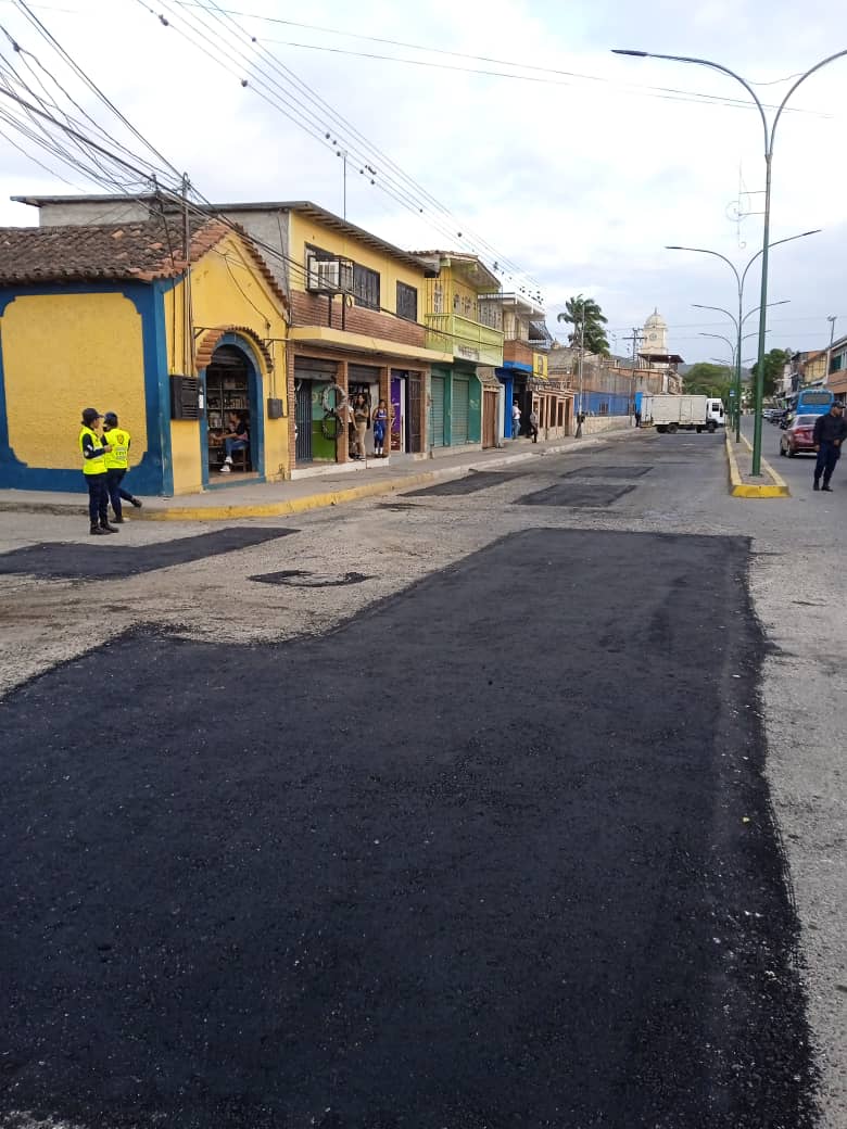 |🇻🇪Crespo
#26Ene 
...Hemos iniciado el proceso de recuperación de la capa asfáltica de nuestra avenida! Y de esta forma ir progresivamente abordando diversos puntos del casco y de nuestro municipio!  
#planbacheo

@nicolasmaduro 
<a href="/AdolfoP_Oficial/">Adolfo Pereira Gobernador</a>