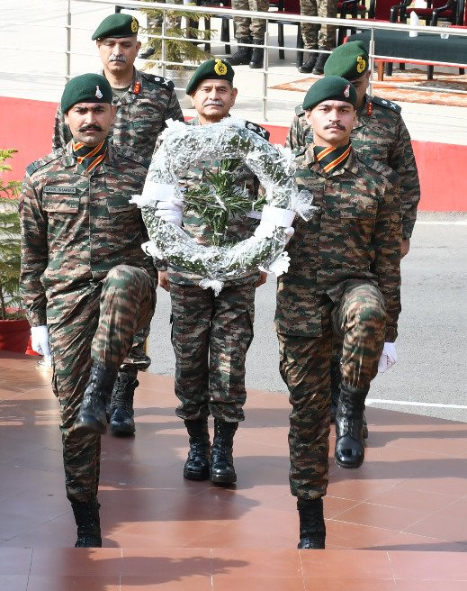 RepublicDay2024 

As part of 75th Republic Day commemoration, LtGenUpendraDwivedi, ArmyCdrNC laid wreath at Dhruva War Memorial, Udhampur to honour the supreme sacrifice of every soldier in the service of the Nation.

#IndianArmypeoplearmy
#amritmahotsav