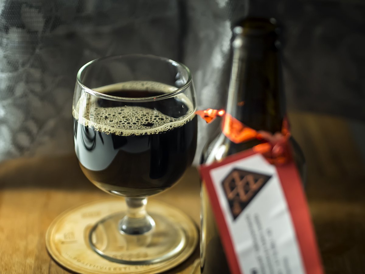 #kotiolutkalenteri2023 luukku B7 tarjosi ISO Panimon brittityylisen barley winen ja kahden eri imperial stoutin sekoituksen. Vahvuutta jykevät 17% ja makua, no kyllä!

➡️reittausblogi.info/2024/01/kotiol…