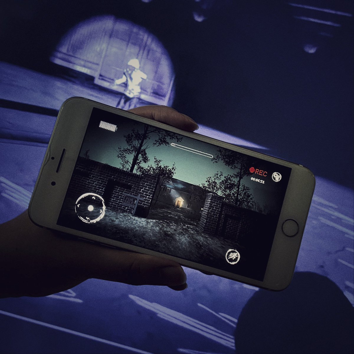 BlueIsleStudio's tweet image. Did you know you can play Slender: The
Arrival on the go? We have the original Slender: The
Arrival game on both Android and iOS devices! 

Would you be brave enough to take Slender Man with
you on all your travels?
#screenshotsaturday #slenderTA