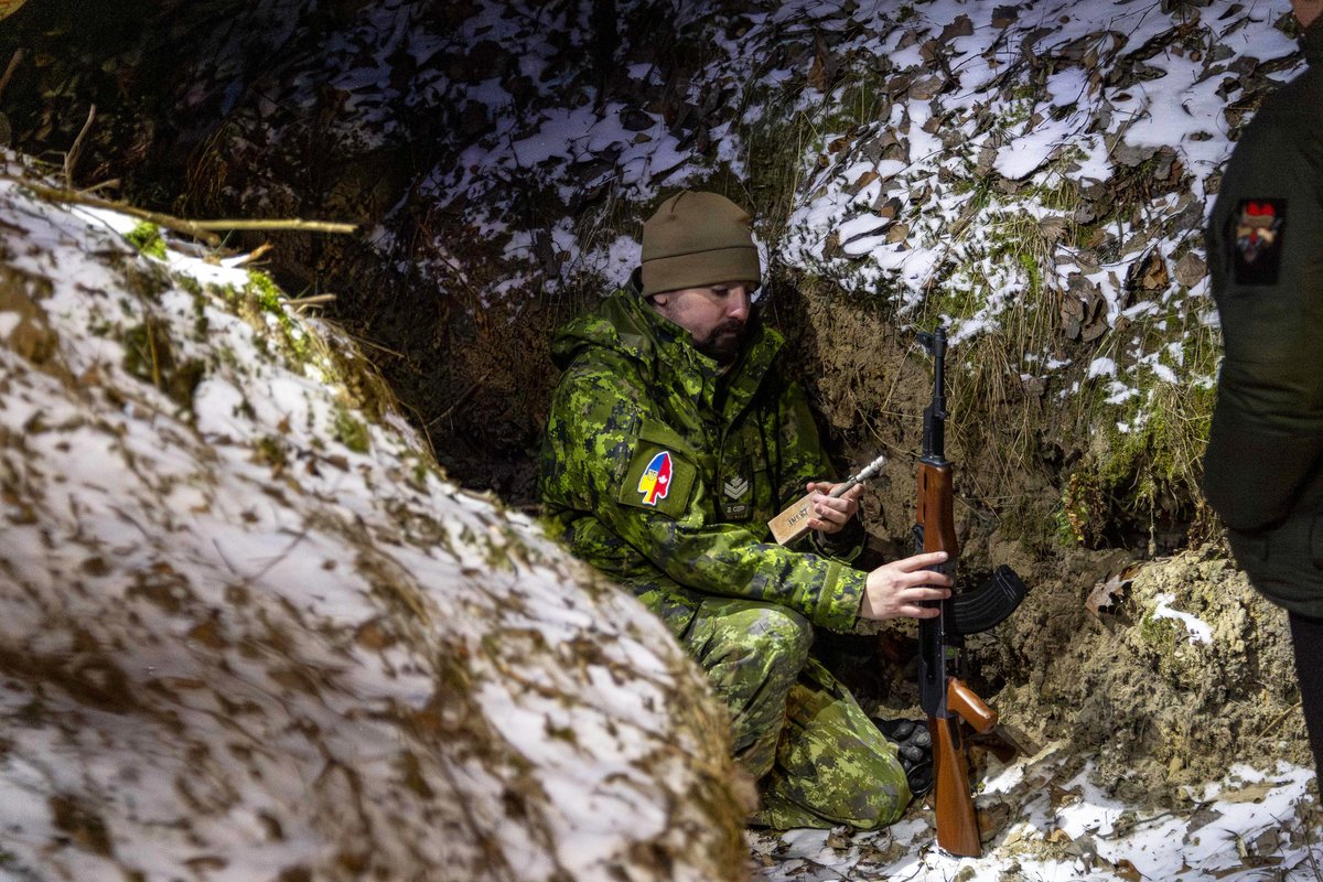 Les membres des FAC continuent d’offrir de la formation aux forces armées ukrainiennes sur diverses compétences, notamment sur les techniques médicales et l’utilisation de munitions, comme on peut le voir ici. #OpUNIFIER 

📸 Photos : Cplc Brian Levesque et Cplc Nicolas Alonso