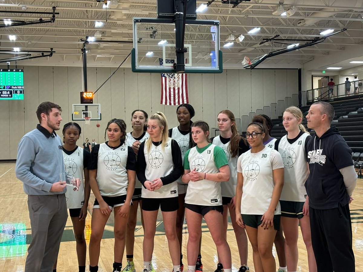 Congrats to the 17-1 @StaleyGBBALL @fox4kc & @HyVee Team of the Week! These outstanding @NKCSchools @SHSFalcons athletes are featured in @seanfox4kc report Sunday night! 🏀