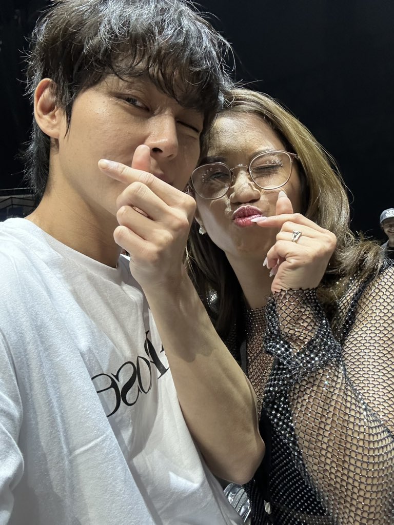_sammyfied's tweet photo. Finally with loml @woosungofficial ๐ญthank you for this wonderful moment ๐ฅ #DawnToDuskTourInManila #TeamVVVIP
#dual
#TheRoseDawnToDuskinManila https://t.co/qXbxt0azjR