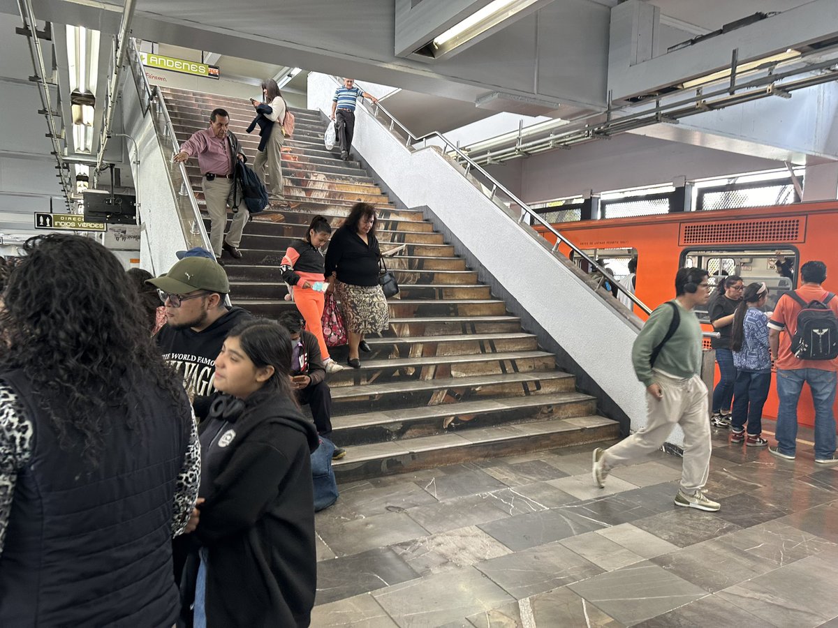 el_delfinmx's tweet photo. @MetroCDMX 28 minutos estación universidad, convoy lleno, no se mueve y está lleno el otro andén. Mi aportación https://t.co/Ia4UJ3xnjO