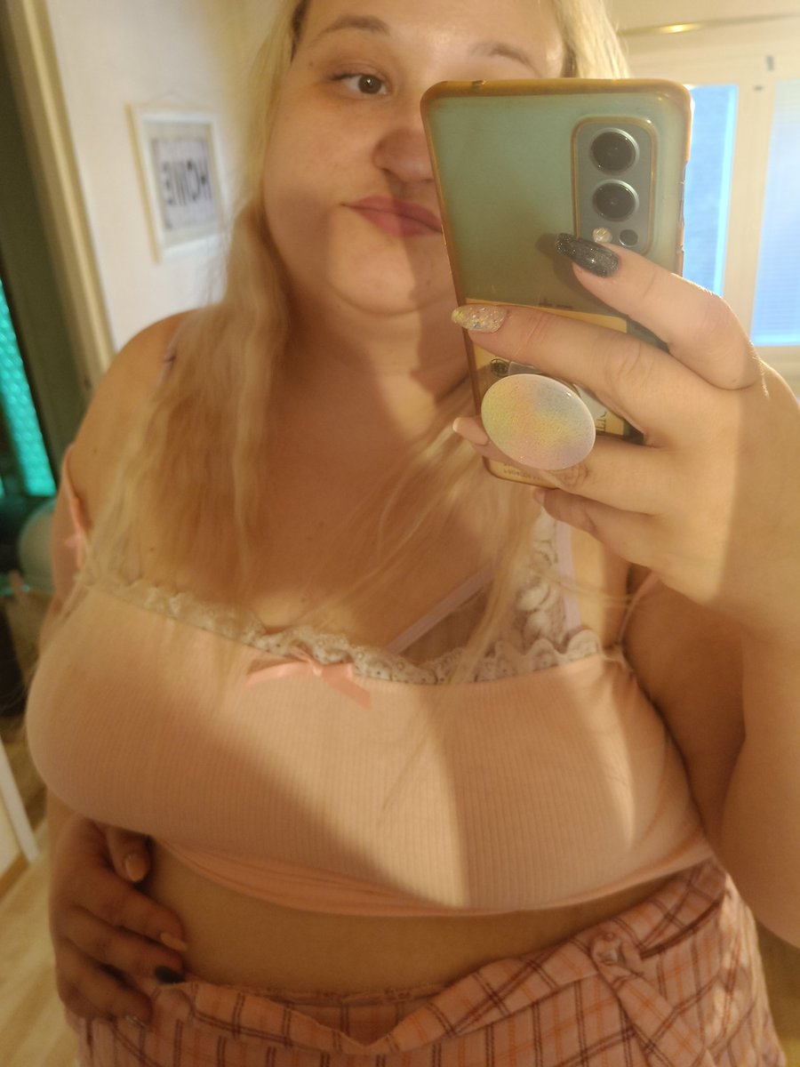 AuroraWeronica's tweet photo. Enjoy your weekend guys 🥰

#weekend #onlyfans #onlyfansgirl #cutie #blonde #Pink #horny https://t.co/zaWIOsu89l