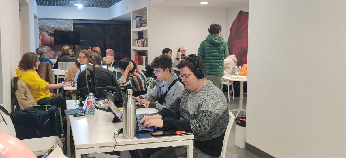 Este año hemos recuperado un poco de participacion! Aqui tenemos a un monton de jammers trabajando duro en sus proyectos 😃 #GGJ2024 #GLOBALGAMEJAM  cc/ <a href="/HobbyPont/">HobbyPont</a> <a href="/UnderCastleDevs/">Gelatina is hungry 🚀 OUT NOW ✨</a> <a href="/gaming_troop/">Gaming Troop 🎮 💙</a> <a href="/Pontevedrate/">Concello de Pontevedra</a>