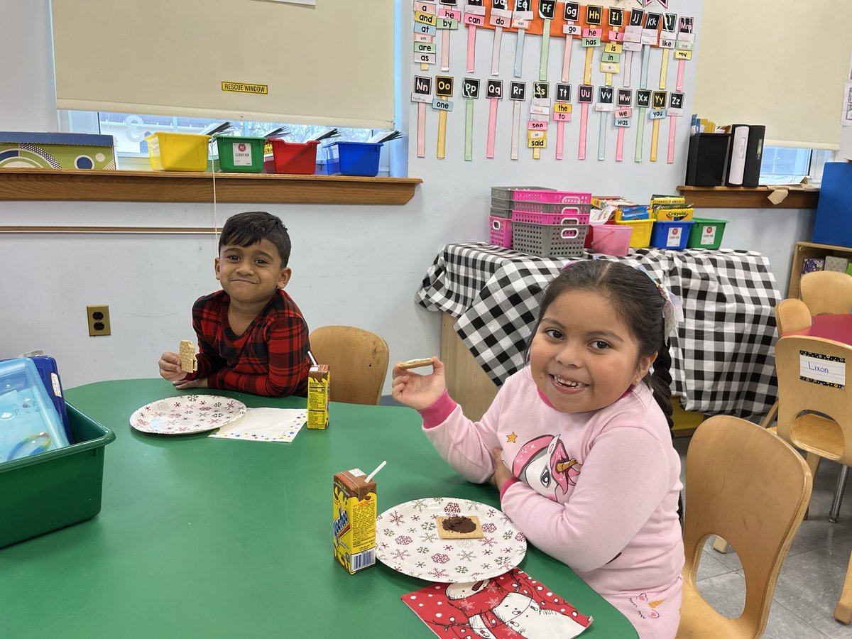 #WHe enjoyed a fun-filled “snowed-in” day filled with pajamas, a sight word snowball fight, and s’mores. ❄️ <a href="/WHChestnut/">WHChestnut</a>