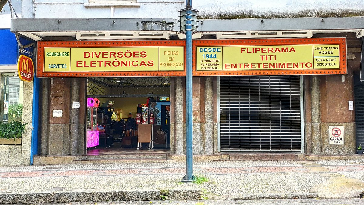 PassagemSecreta's tweet photo. O primeiro fliperama do país, no centro de Poços de Caldas - MG, segue funcionando firme e forte! https://t.co/rDclpkNx3A