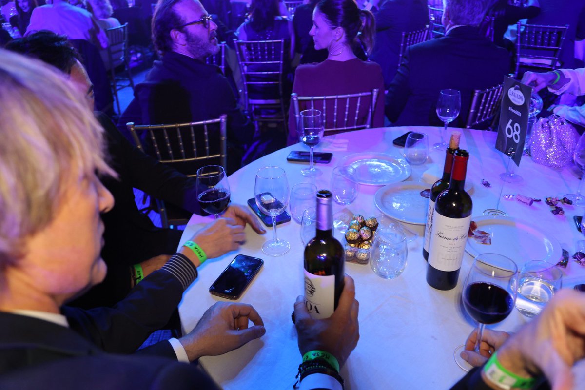 DORibera's tweet photo. La gala de entrega de los @PremiosFeroz es una divertida velada en la que amigos de la pantalla se reúnen para celebrar. 

Es el entorno perfecto para disfrutar de los vinos de la #RiberadelDuero 

#Feroz2024🦊 https://t.co/Bt9GaX3tpe
