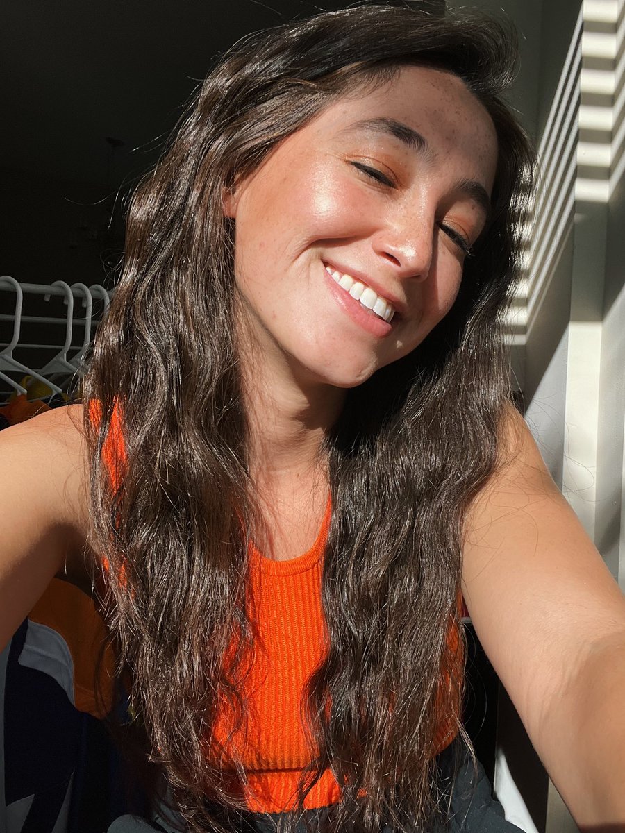 Happy Friday 🧡 Hopping on your timeline to say that i’m starting my own podcast! (as if there’s not enough out there already 😂) I want to highlight all the different jobs + unique people in our industry (especially women + Latinos). And I want to cover topics like the