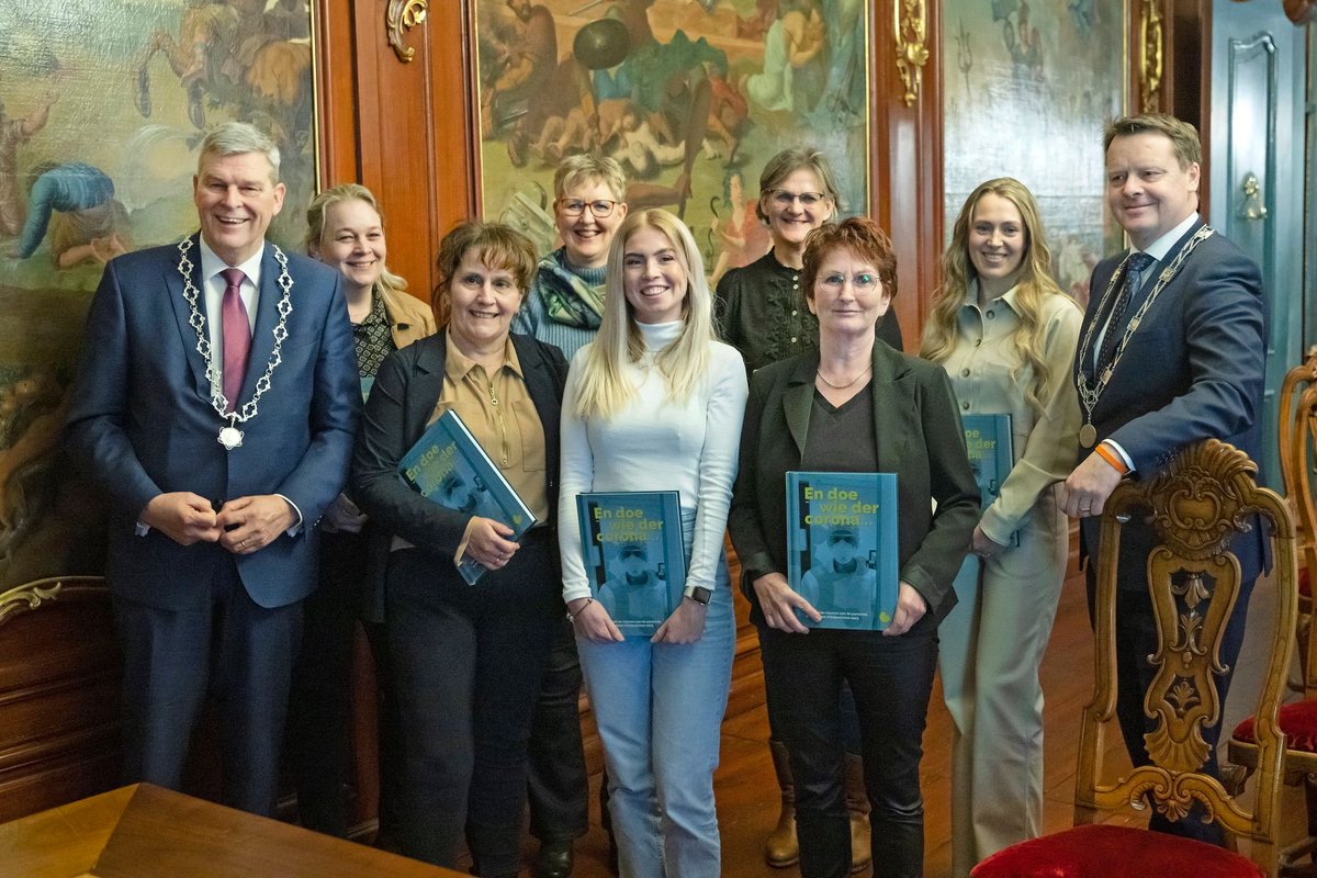 Vanmiddag samen met collega ⁦<a href="/johkramer/">Johannes Kramer</a>⁩ eerste herinnering boek “ Doe wie der Corona” uitgereikt aan een vertegenwoordiging van onze “toppers” in de zorg !