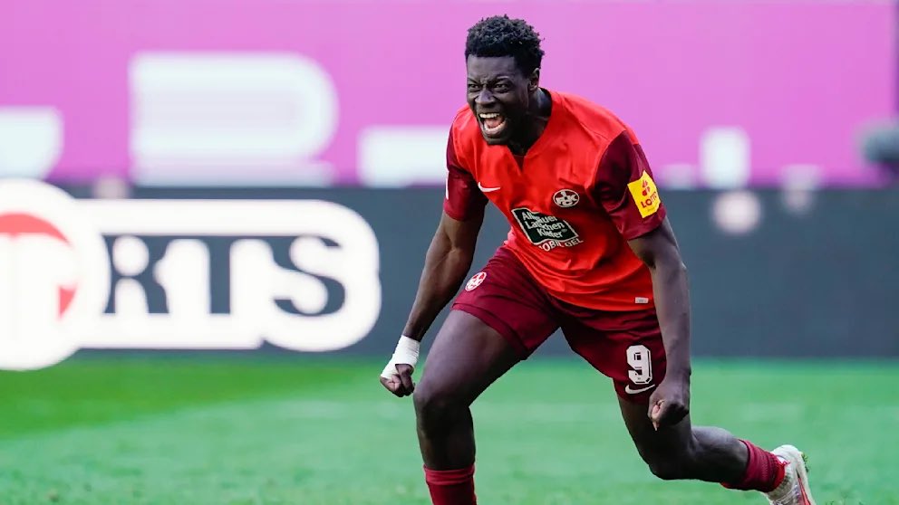 NEWS_FCK1900's tweet photo. “Ich war seit Monaten wieder in der Startelf. Es reicht noch nicht für 90 Minuten. Aber die Spieler, die reingekommen sind, haben das sehr gut gemacht. Der Sieg tut uns gut. Ich glaube, dass es uns weiterhilft, dass wir so einen Konkurrenzkampf haben."

[Bild]
#Betze #FCK https://t.co/8YZDuor3Cq