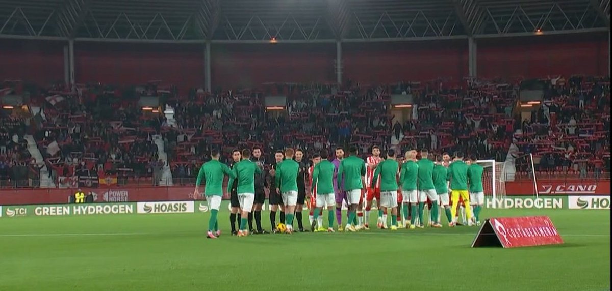 Colistas, ni una victoria en toda la temporada. Nada a lo que aferrarse, solo el amor por un escudo y unos colores.

Después me dirán que no hay afición, cuando Almería somos nosotros.