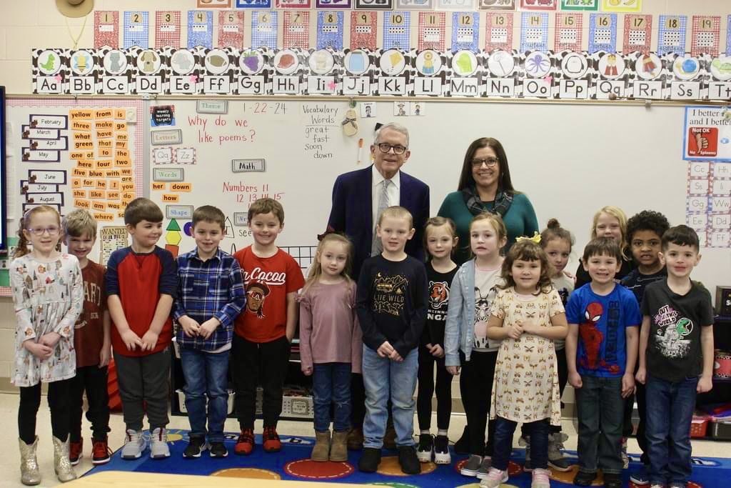 Exciting news! @GovMikeDeWine visited the kindergarten classroom of Salli Swisher, State Board District 5 Teacher of the Year, in Fayetteville-Perry Local Schools. Governor DeWine presented a proclamation to honor Swisher and her work to make a difference for students. #OhioTotY
