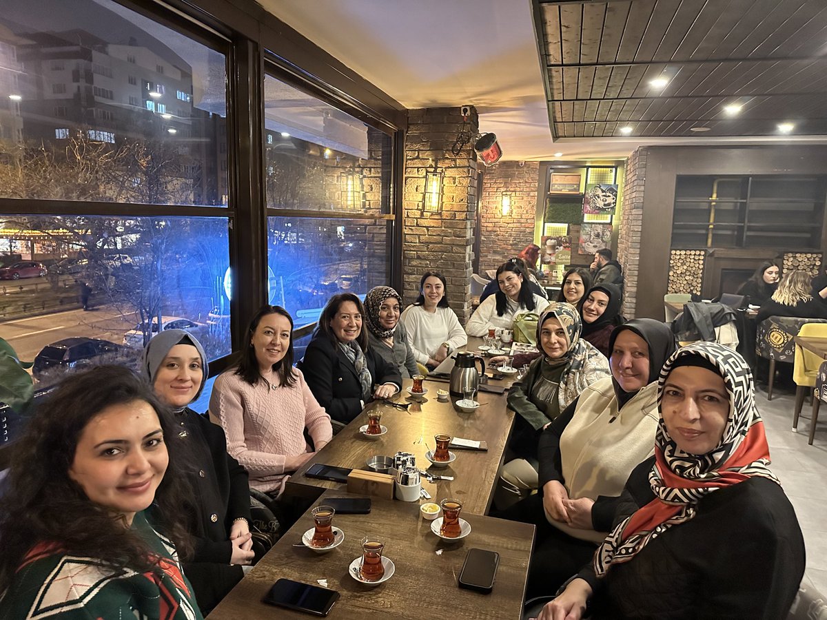 Prof.Dr.Emine Nur ÖZKAN GÜNAY🇹🇷 (@eminenurgunay) on Twitter photo 📍Eskişehir
Çay ve muhabbet, işte dostlar buluşması🤗
<a href="/esmacakirr/">Esma Çakır Eserkaya</a> <a href="/akozlemyalcin/">Özlem Yalçın</a> <a href="/erol_kadriye/">Kadriye EROL</a> <a href="/KezbanUSLU7/">Kezban USLU</a> <a href="/DogmusGulay/">GÜLAY DOĞMUŞ</a> <a href="/gunalrukiye/">Rukiye Günal</a> <a href="/NeslihanCavdar/">Neslihan Çavdar</a> <a href="/elifgms08/">Elif</a> <a href="/Nurcann026/">Nurcan 🦋</a> <a href="/26Serapszr/">Serap</a> 📍Eskişehir
Çay ve muhabbet, işte dostlar buluşması🤗
<a href="/esmacakirr/">Esma Çakır Eserkaya</a> <a href="/akozlemyalcin/">Özlem Yalçın</a> <a href="/erol_kadriye/">Kadriye EROL</a> <a href="/KezbanUSLU7/">Kezban USLU</a> <a href="/DogmusGulay/">GÜLAY DOĞMUŞ</a> <a href="/gunalrukiye/">Rukiye Günal</a> <a href="/NeslihanCavdar/">Neslihan Çavdar</a> <a href="/elifgms08/">Elif</a> <a href="/Nurcann026/">Nurcan 🦋</a> <a href="/26Serapszr/">Serap</a>