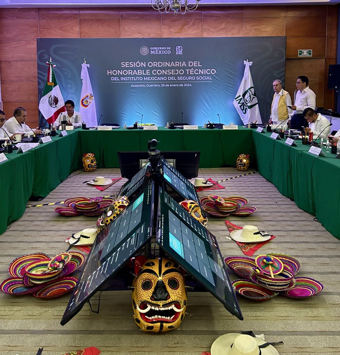 MarcoAurelio_RC's tweet photo. Hoy, desde el puerto de #Acapulco, se llevó a cabo la sesión del H. Consejo Técnico del @Tu_IMSS presidida por @zoerobledo. Entre otros asuntos, se presentaron resultados financieros de 2023 del instituto en los que se destacan un #superavit de más de $26,000 mdp… https://t.co/DeYG27TB4z