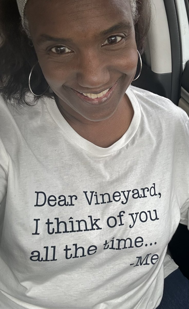 When your Martha’s Vineyard family/friends gets up! Love the shirt ❤️@MVislandliving @MVNativeWampum #happyplace #seasonalresident #BlessedFriday #gifts @