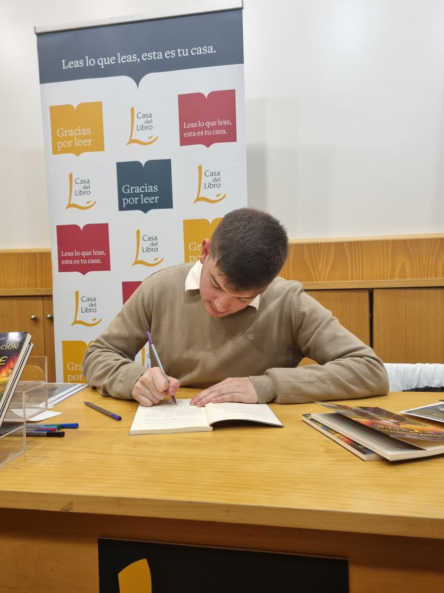 Fotos de ayer en la firma en <a href="/casadellibro/">Casa del Libro</a> de Sevilla de mi primera novela con <a href="/Conplumaypixel/">Con Pluma y Píxel</a>