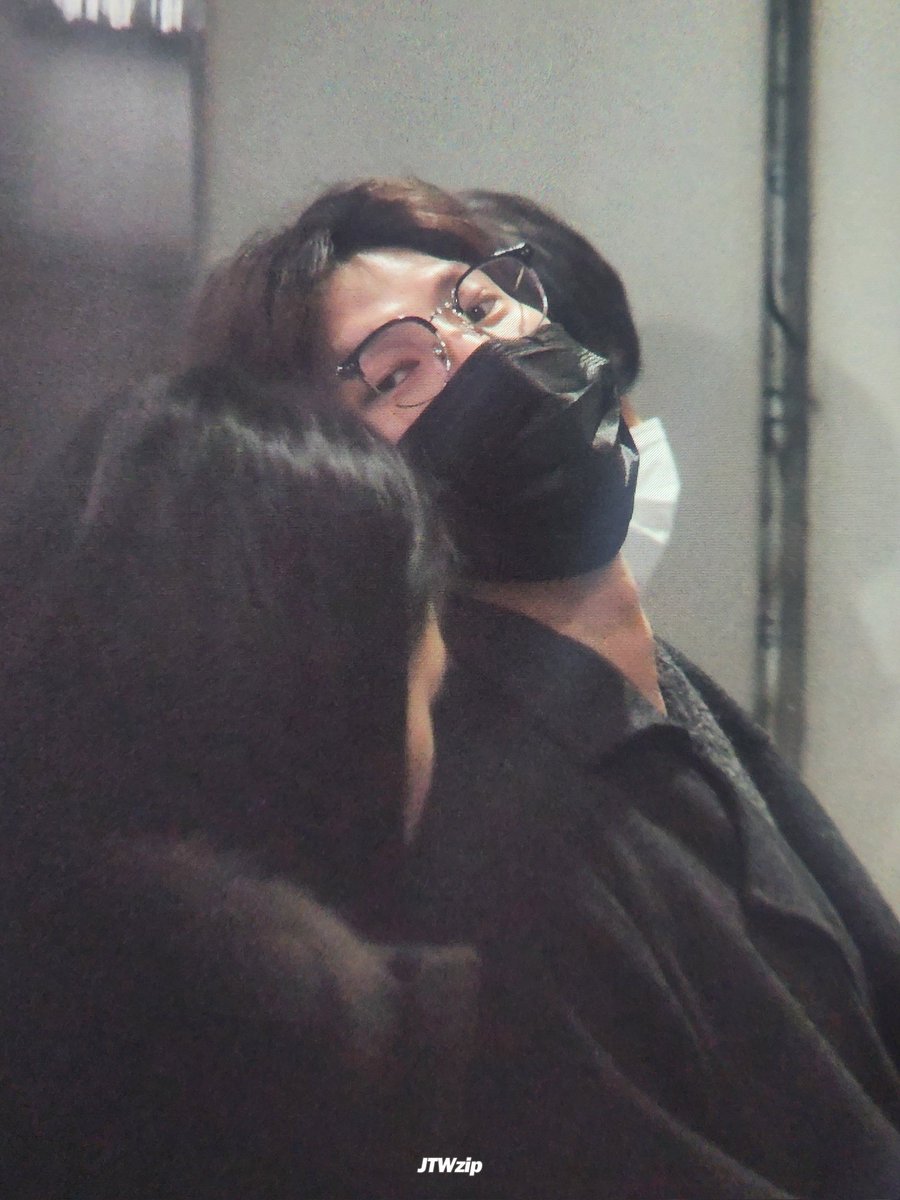 JTWzip's tweet photo. 240127 출국 프리뷰

끝까지 인사해주는 우리 택운이🥺❤️
조심히 잘 다녀와🫶🏻

#레오 #LEO #정택운 #택운 @JUNGTW_LEO https://t.co/EnaQxh7gVk