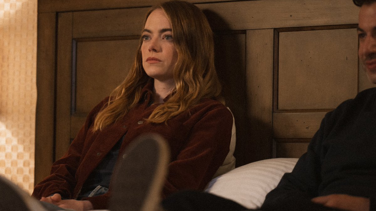 EmaJuarezOk's tweet image. Christopher Nolan sobre #TheCurse: “Es increíble y no se parece a nada que haya visto en TV. Volverás a Twin Peaks o The Prisoner o Singing Detective. Emma Stone puede ser exasperante, de una manera muy creíble. Creo que la actuación es asombrosa”. Pues tiene razón en todo.