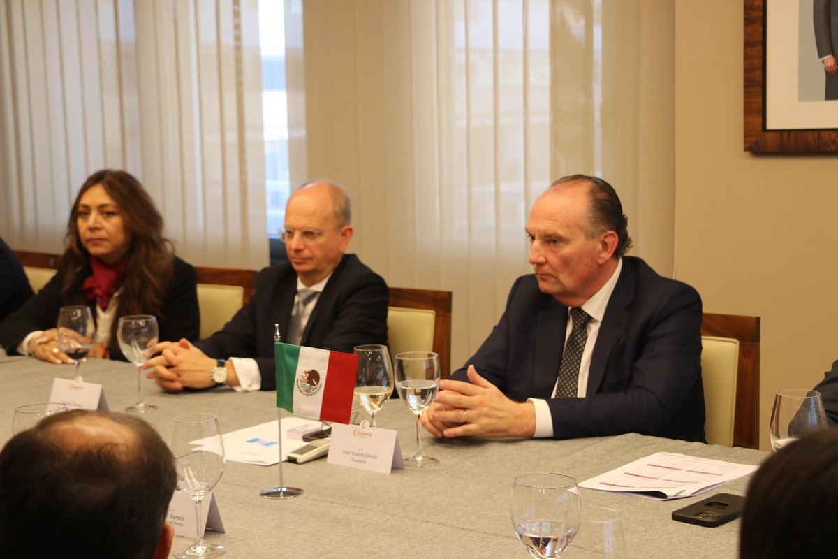 Milo_barrera's tweet photo. Comida de trabajo con la @camara_valencia y su Presidente, José Vicente Morata, donde participan +120,000 empresas. Y son estudiados como caso de éxito a nivel global.

Un referente de agrupación, que por su trabajo colaborativo con su Gobierno estatal y centros de innovación tienen hoy cifras récord de inversión.

Pronto anunciaremos buenas acciones conjuntas, gracias por el recibimiento y la atención!