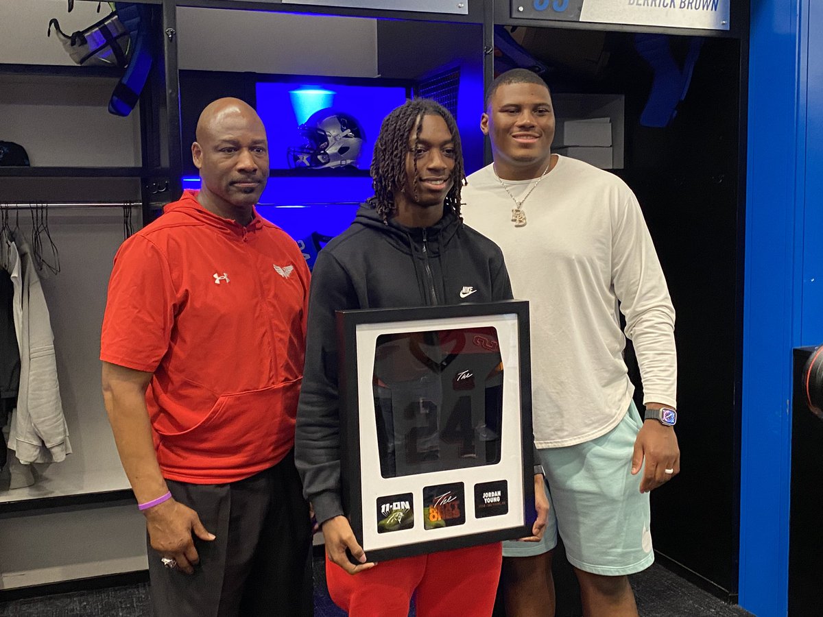 NateWimberly's tweet photo. Jordan Young of Monroe has been named by Nike as one of high school football’s “Next Ones”. He is 1 of 33 from around the nation that will go to Las Vegas for a combine on Feb 10th. Today he got his invitation at BOA Stadium. @WBTV_Sports @Monroe_Redhawks https://t.co/h304sQ9Rkq