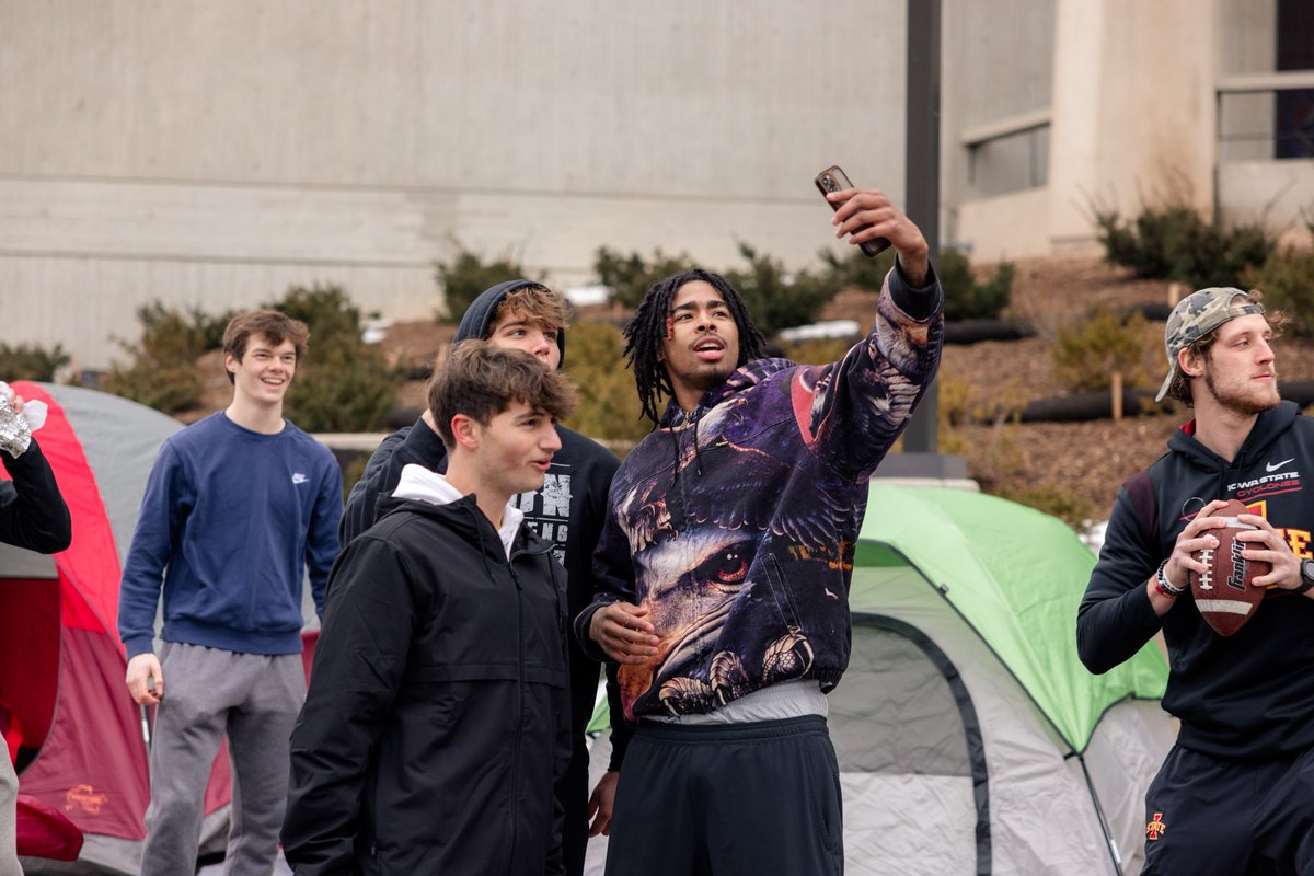 CycloneAlley's tweet image. Burgers &amp;amp; Dawgs.