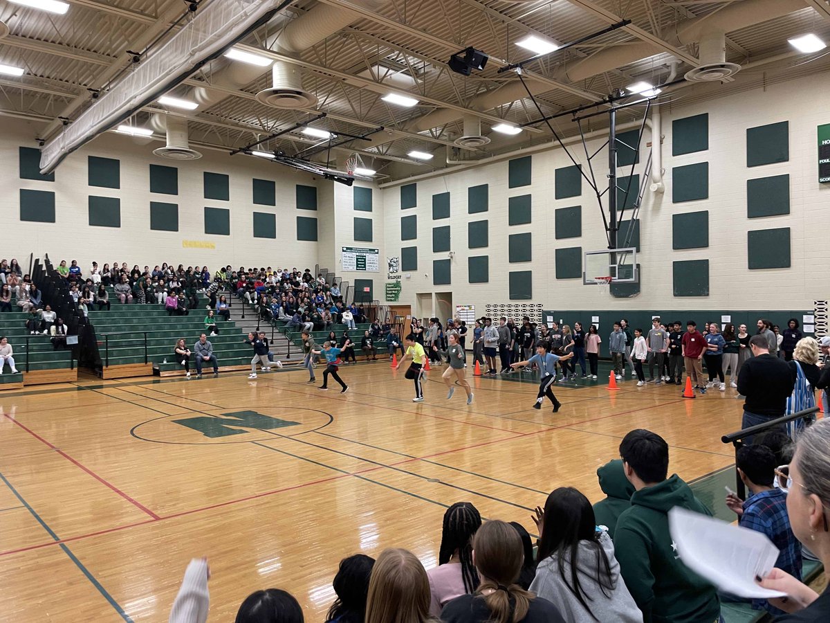 I love @novi_ms commitment to including fun in school! Students and teachers ended the first semester with enthusiasm, teamwork, and laughter! 
#NoviPride #NoviTogether