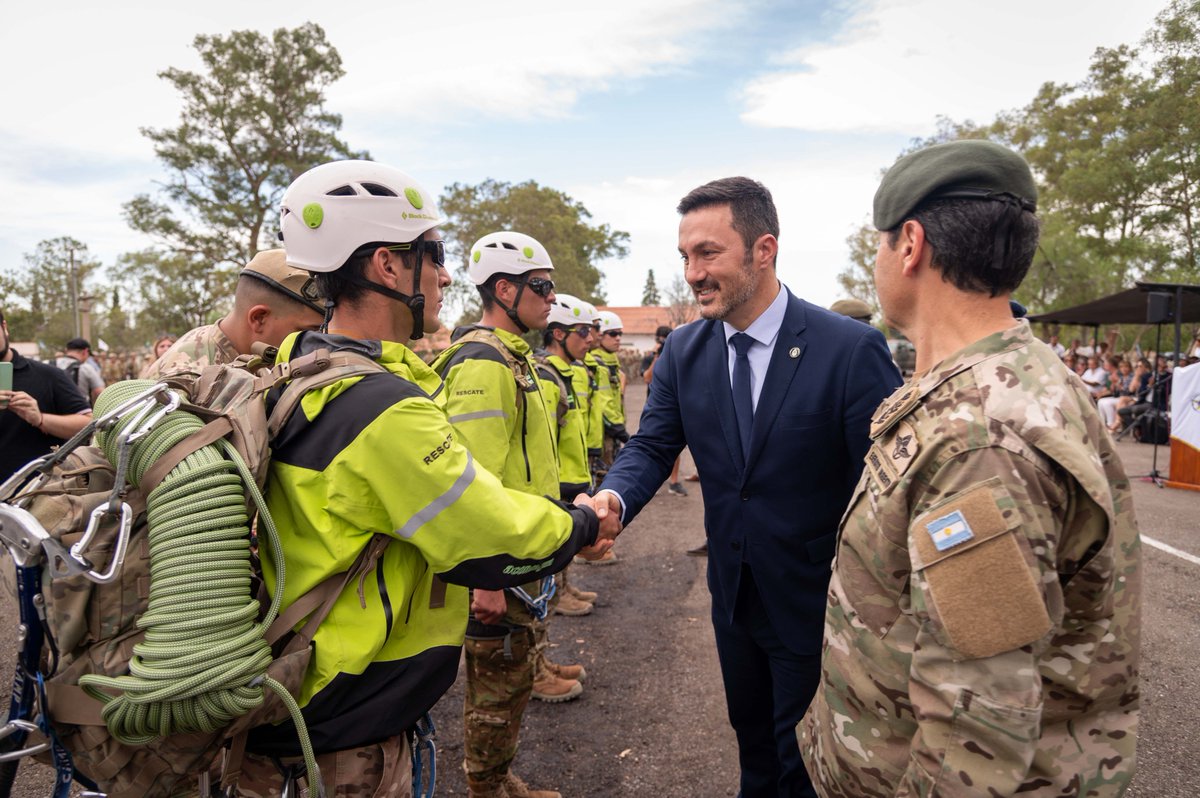 Ejercito_Arg's tweet photo. #Mendoza Con la presencia del @MindefArg @luispetri y el jefe del Ejército, general de brigada Carlos Presti, nuestras tropas de montañas movilizadas en la #ExpediciónAconcagua2024 recibieron un reconocimiento por su profesionalismo y disciplina. https://t.co/l85pqowR6p