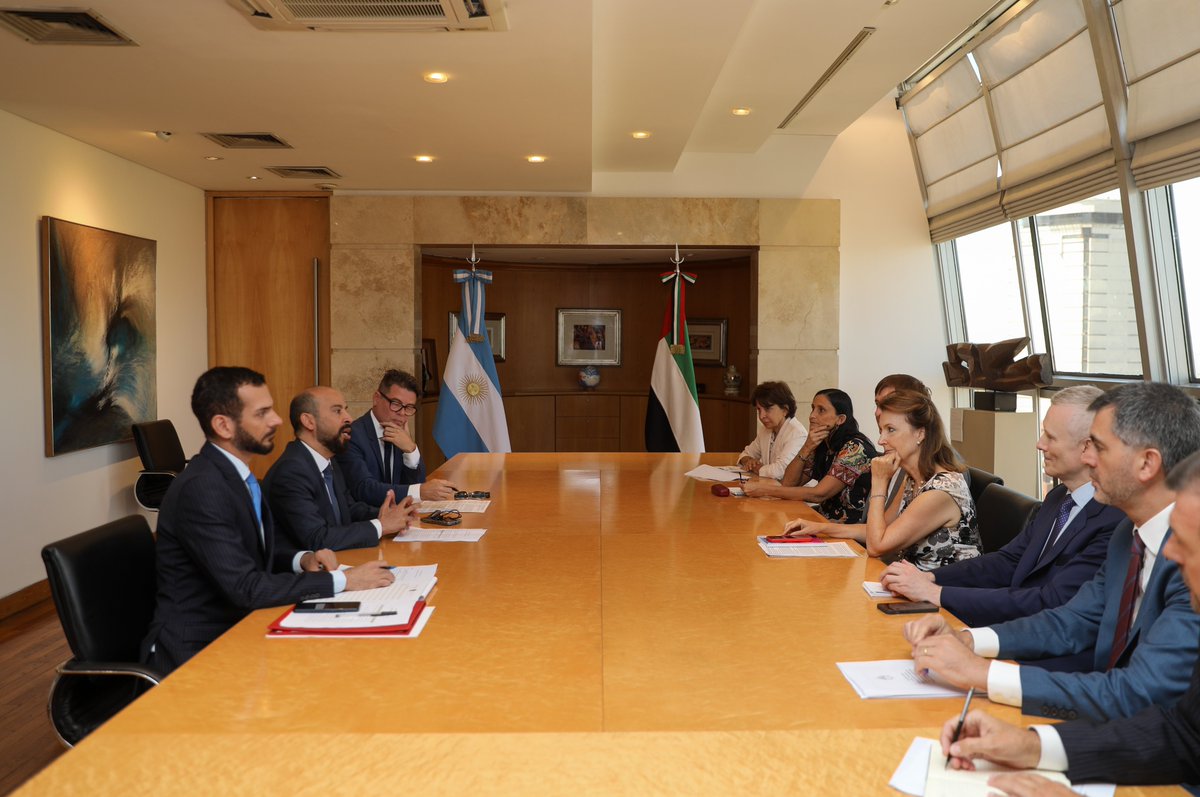 Alianza entre el CONICET, empresas públicas y privadas para un consorcio tecnológico. 

La Canciller y el Presidente del <a href="/CONICETDialoga/">CONICET Dialoga</a>  analizaron la iniciativa con el Embajador de los Emiratos Árabes Unidos, Saeed Abdulla Saif Joula Alqemzi.

📎 cancilleria.gob.ar/es/actualidad/…