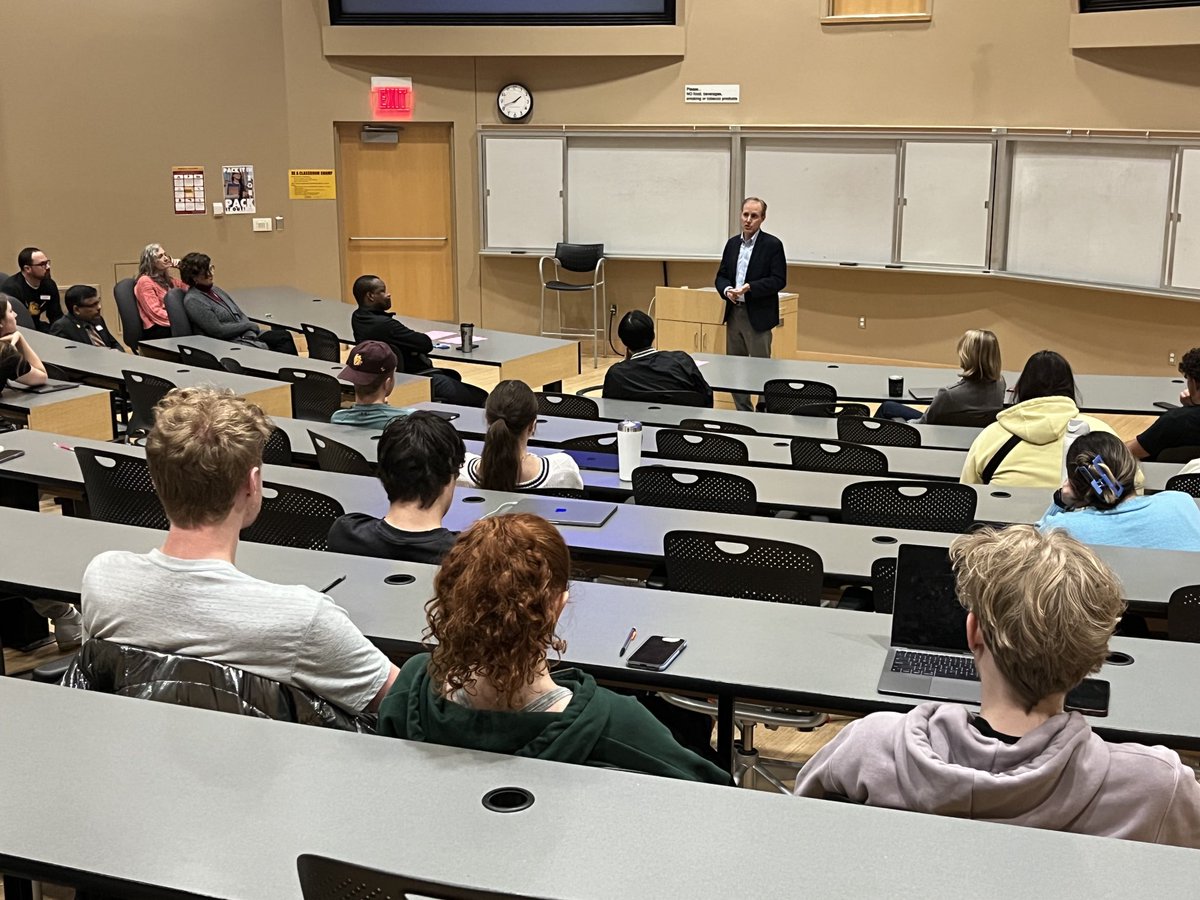 Students in the Northland are ready for the 2024 elections. Great day in Duluth, with visits to East High School and ⁦@UMNDuluth⁩ to talk about voting - including in the presidential nominating primary (going on right now). 🗳️