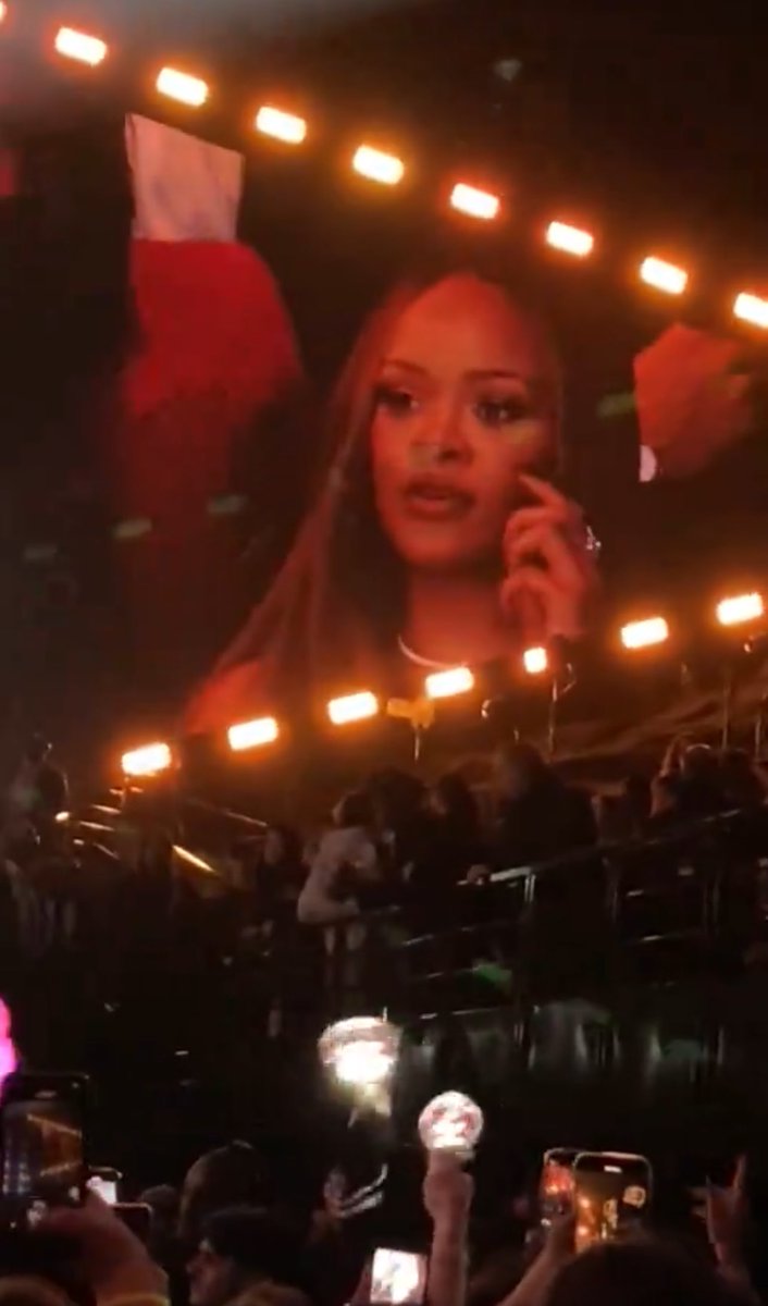 PopBase's tweet image. Rihanna spotted at Le Gala des Pièces Jaunes.