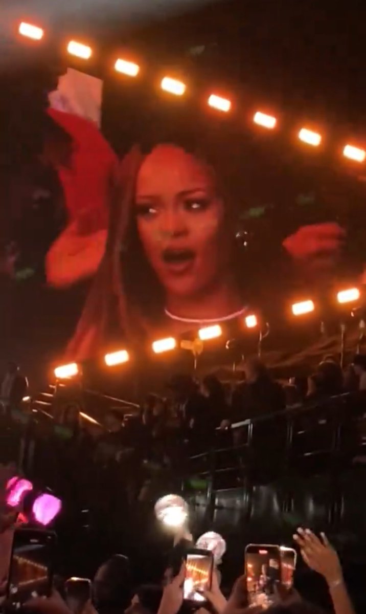 PopBase's tweet image. Rihanna spotted at Le Gala des Pièces Jaunes.