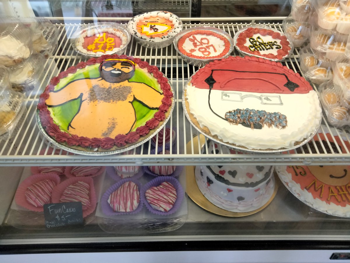 AOdellPatterson's tweet photo. Our local bakery is celebrating the Chiefs.🏈#ChiefsKingdom https://t.co/awyCf4RWai