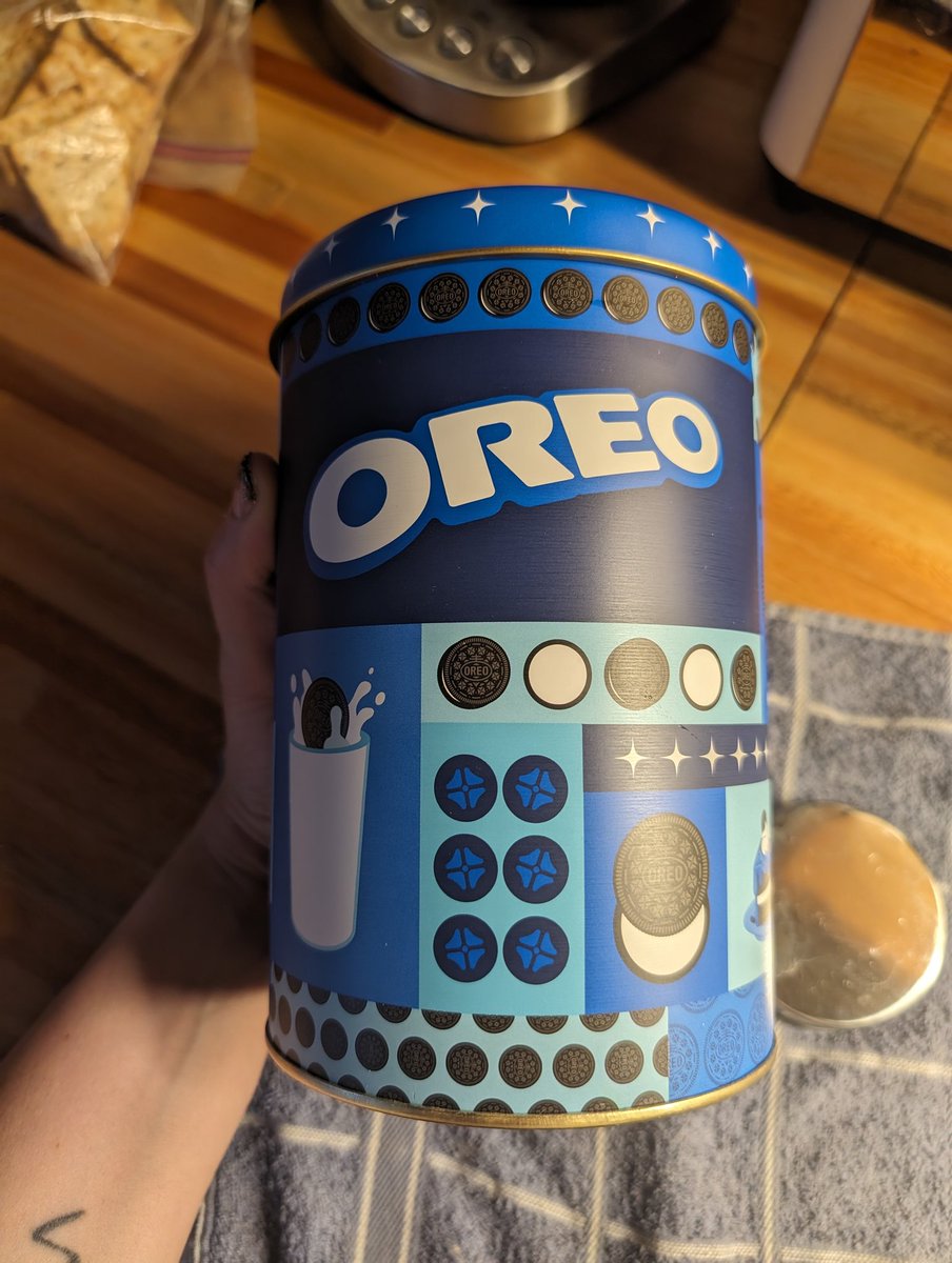 SidVina's tweet photo. En pedidosya vendían esta lata con 4 paquetes de oreo a 3000 pesos y siento que hice un negoción https://t.co/eFfJPkMwC7