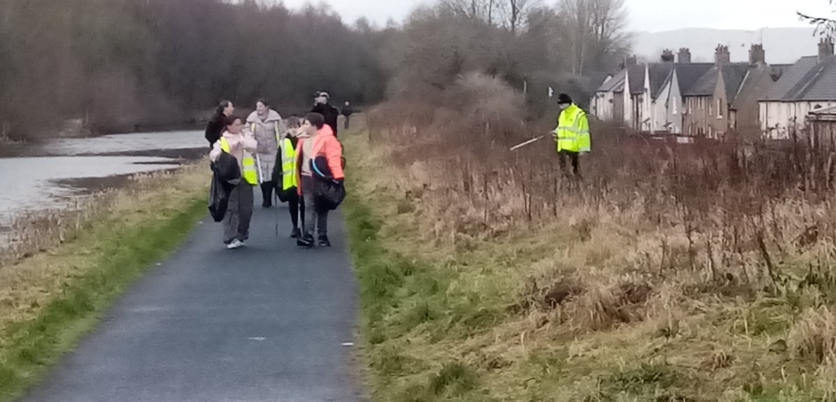 #Upstreambattle today with @carmuirsprimary DYA Youth Action Group, clearing litter and recording the types and quantity of collected litter at the canal @KSBScotland ground was also cleared and seeded with wild flower pollinators @scottishcanals #Communityclimateactionplan