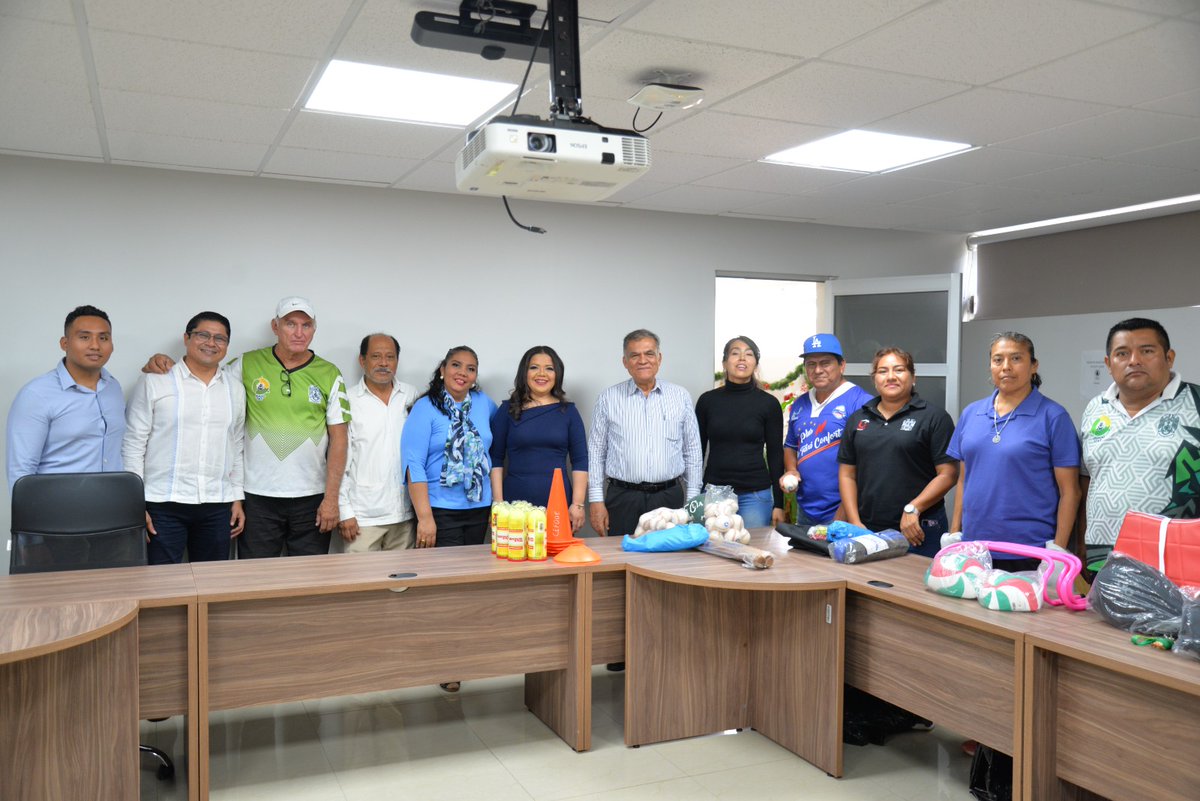 CefodeUjat's tweet photo. El día de hoy el Centro de Fomento al Deporte, entregó material deportivo para los talleres impartidos en la DACEA,  nos acompañó el director el Dr. José Juan Paz y  los profesores de tenis, beisbol, voleibol  y  de Tae kwon do.
Agradecemos a nuestro rector @narvaezosorio https://t.co/8XIu99rMN4