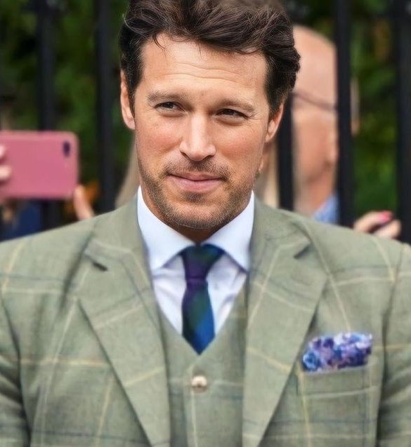 PJ_Yukon's tweet photo. A little eye-candy on a Friday night. It never gets old! ✨Lieutenant Colonel Johnny Thompson✨ 😉😀 #HappyFriday! #LTColJohnny! #KingsEquerry