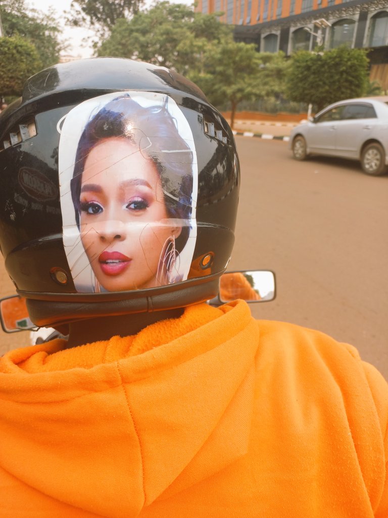 I've never been loyal to team Cindy, but after she gave me these looks today... (behind this boda's helmet...) I think I'm now officially converted 🙈🤭
