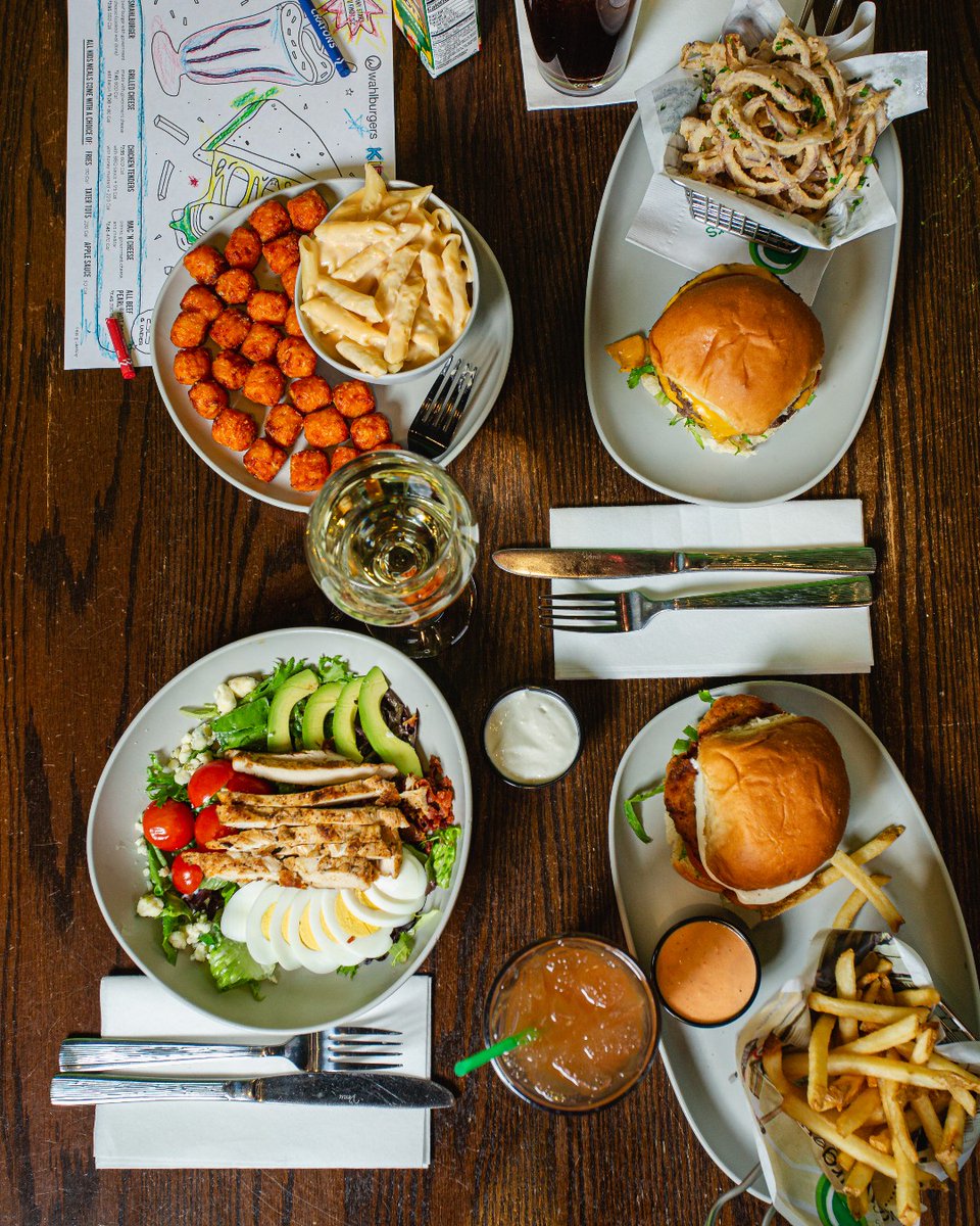 When you eat with your friends &amp; family, it always tastes better 💚